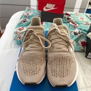 Adidas Beige Knit swift run sneakers